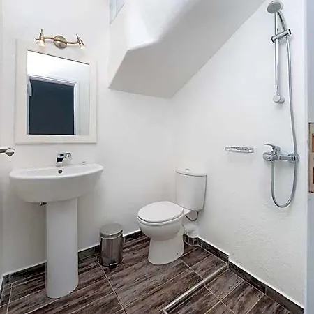 Superb Naxos Triple Semi-basement Private Balcony فندق